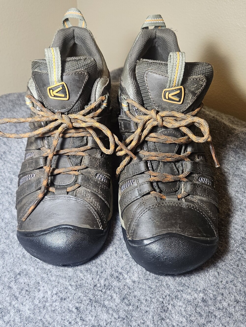 KEEN Men's Voyageur Waterproof Hiking Boots. Size 9